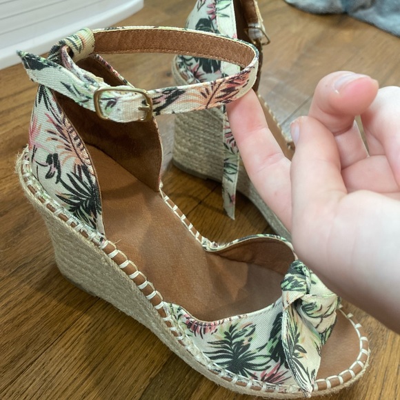 SugarTropical Wedges - Picture 4 of 10